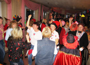 Party DJ für Fasching und Karneval mit der richtigen Partymusik, guter Laune, Stimmung. DJ Frauentagsfeier, Dorffest, Zeltfest, Discjockey Stadtfest, Strassenfest, Gemeindefeier.