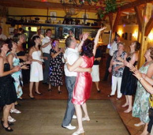 Feiern Sie ihre Silberhochzeit mit Familie, Freunden, Gästen und Musik und Unterhaltung von einem Profi-DJ aus Ludwigslust, Grabow, Dömitz, Boizenburg, Hagenow, Zarrentin, Dümmer, Vielank, Crivitz, Leezen, Cambs, Rabenstein.