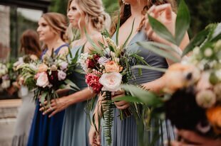 Frauen mit Blumenstraeusse auf einer Hochzeit.